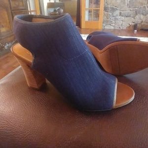 NWOT. Franco Sarto size 10 denim sandal.